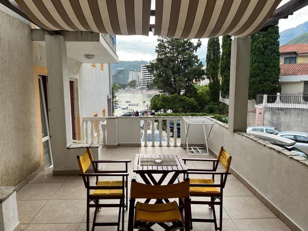 Acika Apartments Rafailovici Luaran gambar